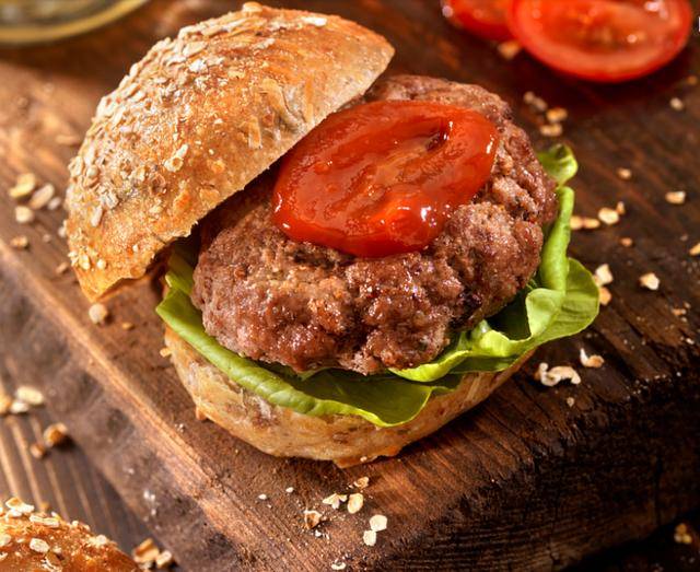 一言不合就爆汁的牛肉汉堡,这样做最好吃_土豆