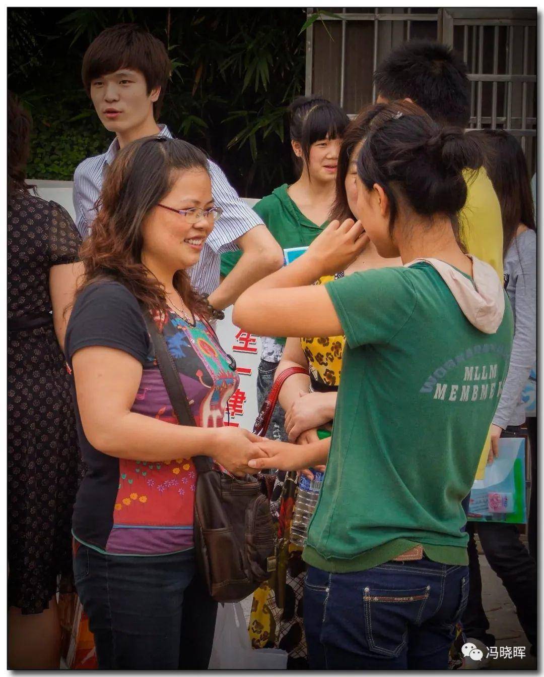 高考日,在考场外等待的母亲