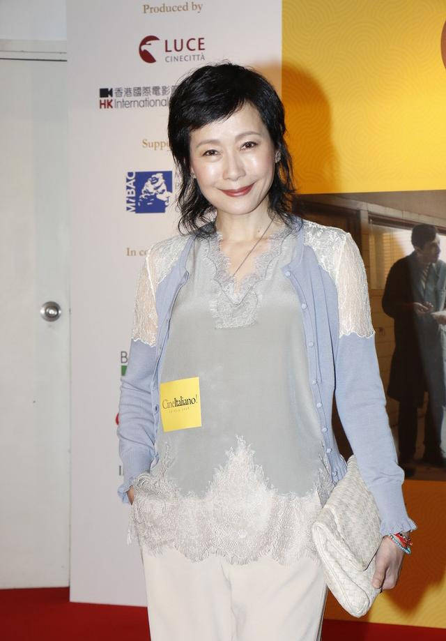 57岁叶童不靠医美好真实,蕾丝上衣休闲潇洒,年老也要自信优雅