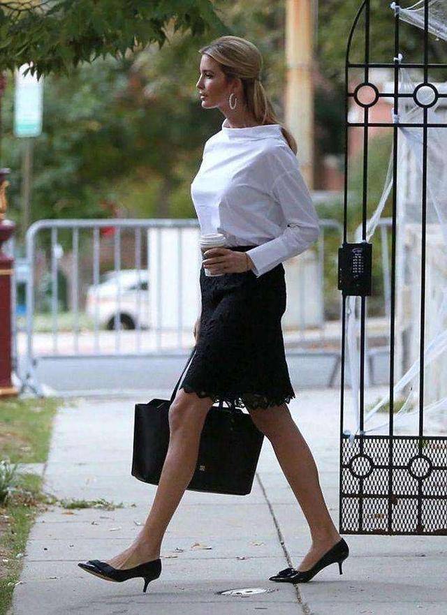 原创伊万卡难得穿得清纯白衬衫扣子扣不严实风一吹直接变成大鼓包