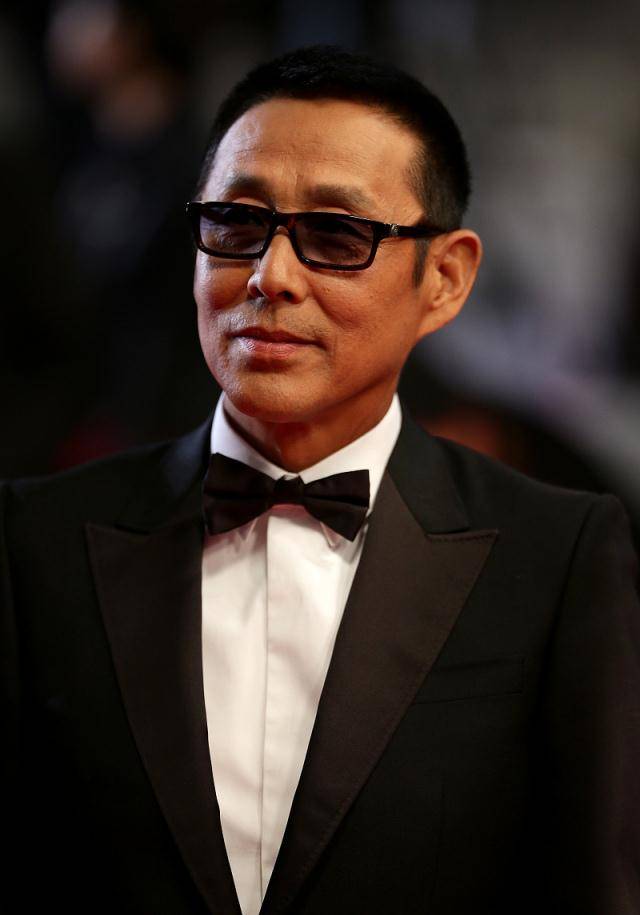 原创64岁陈道明擦肩偶遇84岁牛犇,穿黑色西装,主动握手打招呼致敬