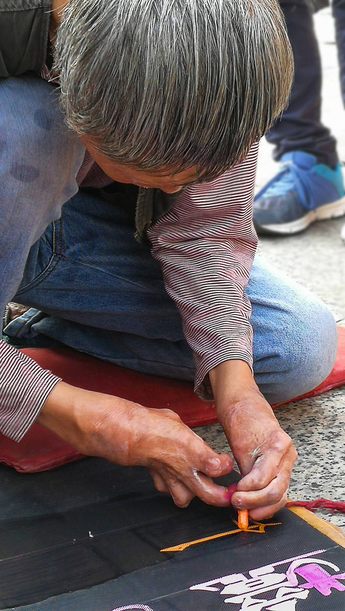 当年在街头用粉笔写字的乞丐,字体被方正收购后,如今怎么样?