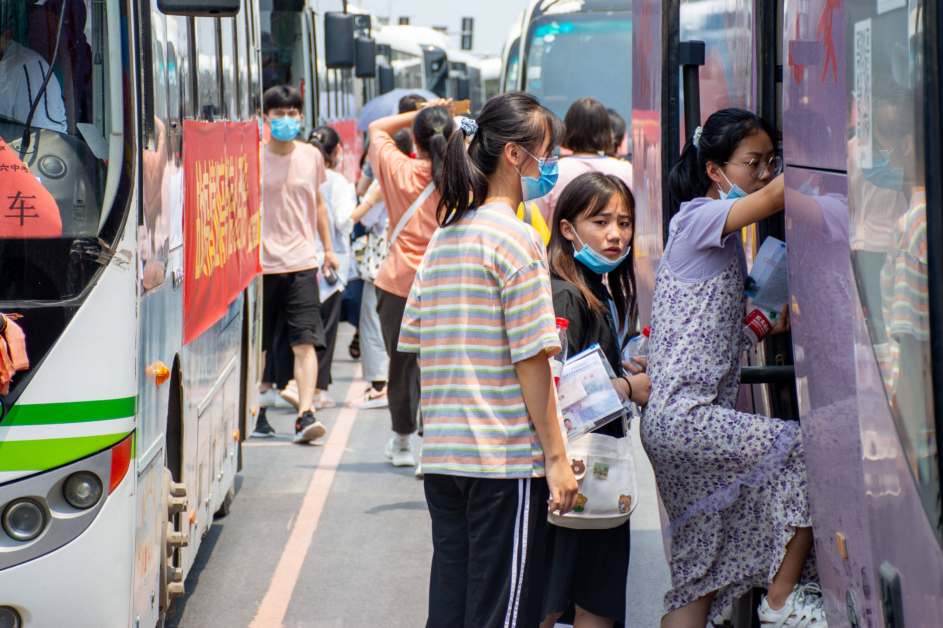 11时30分考试时间结束,考生们全部交完卷后在校区内集合.