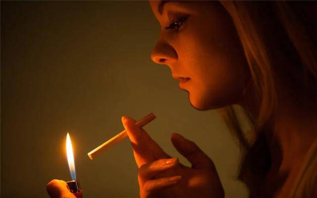 靠近烟头的每一缕烟,衬着阳光看,都真切得毫发毕现.