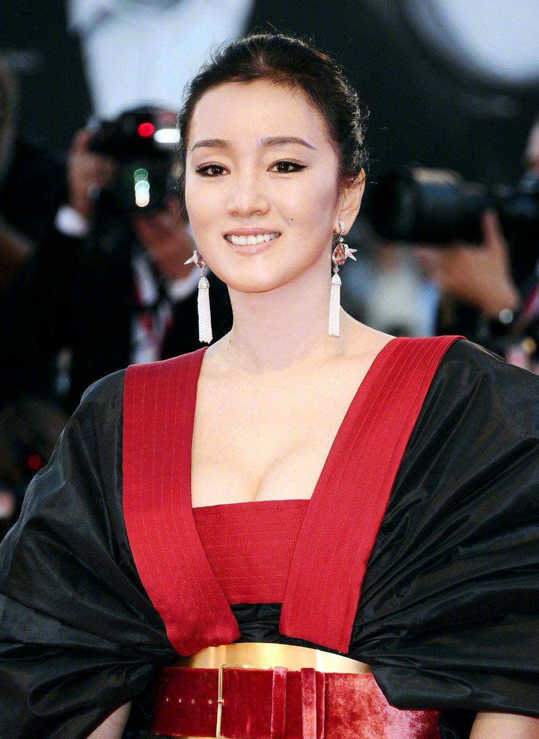 巩俐黑红拼色晚礼服有什么玄妙?众人看不懂,大揭秘