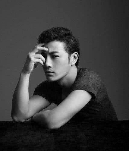 发紫,这部偶像剧的名字叫《薰衣草》,许韶洋在剧中饰演的角色叫季晴川