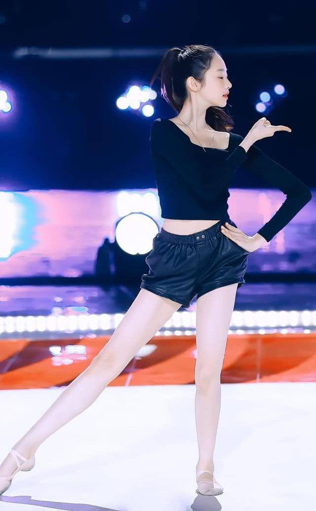 原创张艺凡有颜值真任性,"宅男风"穿搭也能穿出仙气?这腿也太长了