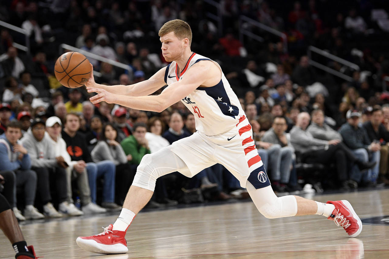 在卡佩拉被交易以后,火箭裁掉了哈尔滕施泰因,球队经常顶到中锋的塞弗