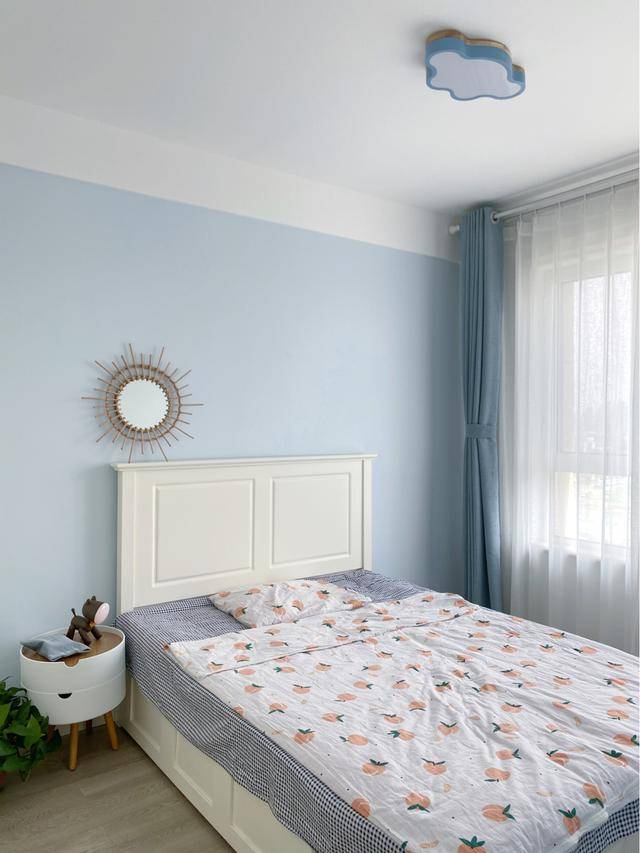 卧室的床头背景墙使用了脏粉色,这两年非常流行这个颜色,刷在墙上看