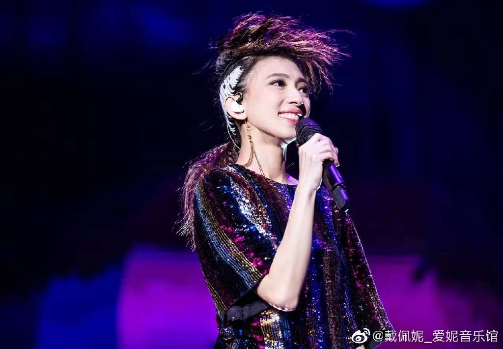 美女歌星戴佩妮的图集