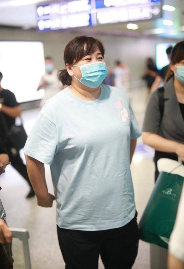 贾玲这就太胖了脖子多了2层游泳圈目测超160斤找不到可爱感