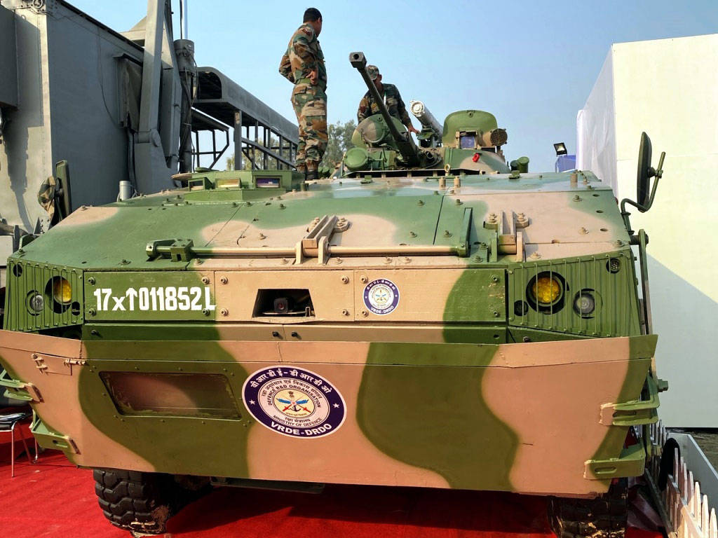 依靠韩国自行榴弹炮研制轻型坦克_轮式装甲车