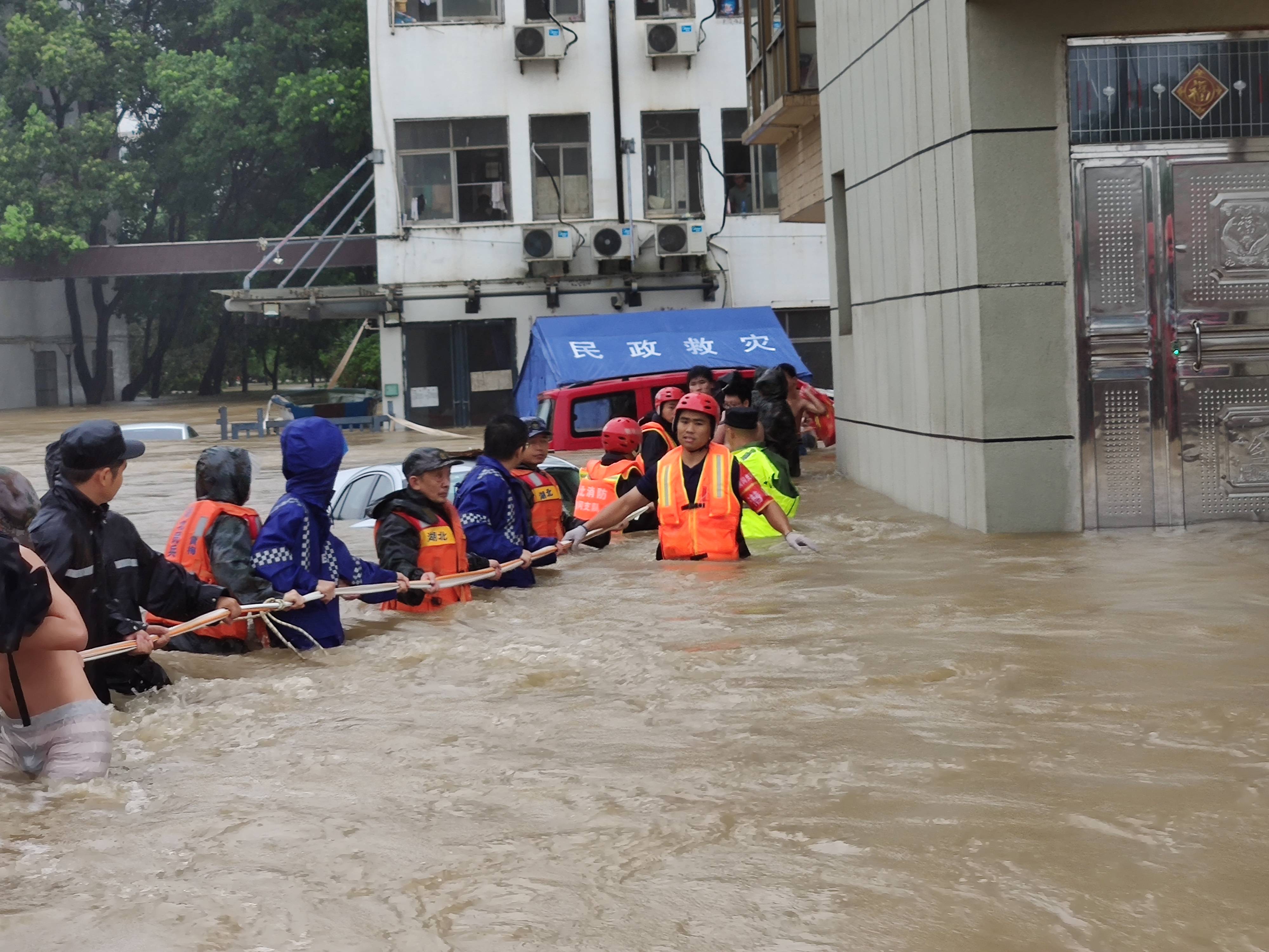 湖北黄梅576名考生因暴雨被困,消防紧急救援