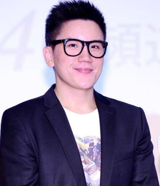 秦汉45岁儿子近照,颜值不如老爹被吐槽,女儿2岁却不给女友名分_孙国豪