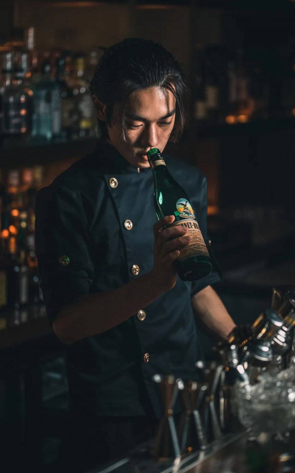 不想出名的调酒师,被发现了