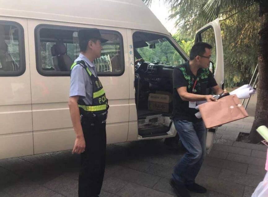 都是押运却天差地别,高考试卷车武警押送,运钞车仅安保人员_霰弹枪
