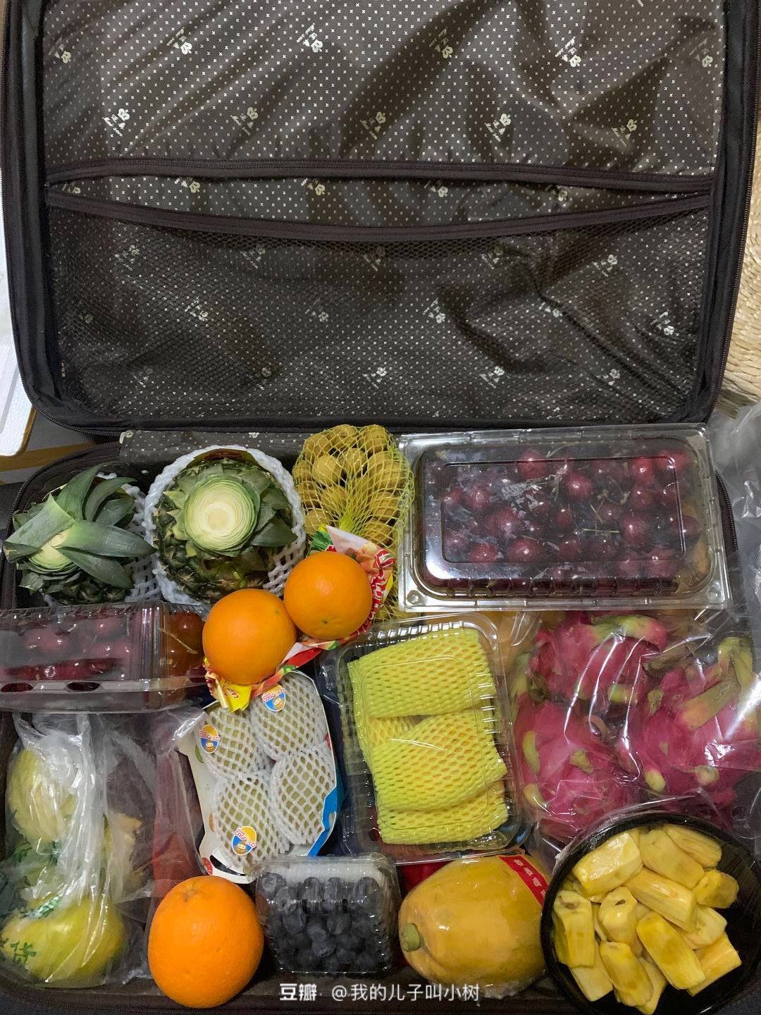 看着满满一箱水果,我问他,"重不重?