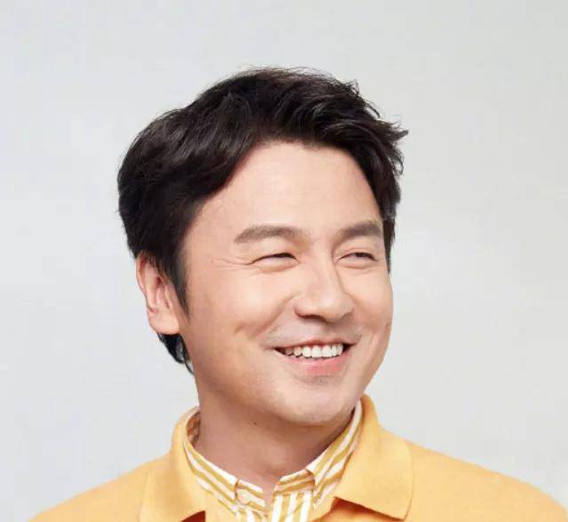 虚假的海澜之家林更新代言的, 真正的海澜之家雷佳音露出和善的笑容.