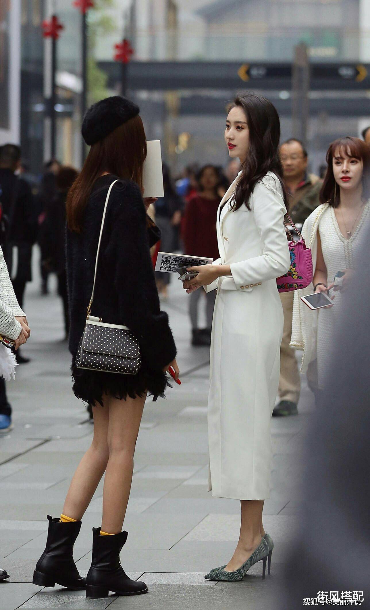 美女街拍气质型美女想要压倒你方法是非常多的眼镜只是其一