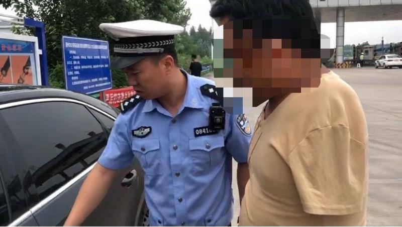 驚險!一男子單手殘疾 無證駕駛上高速 交警為其捏了一把冷汗