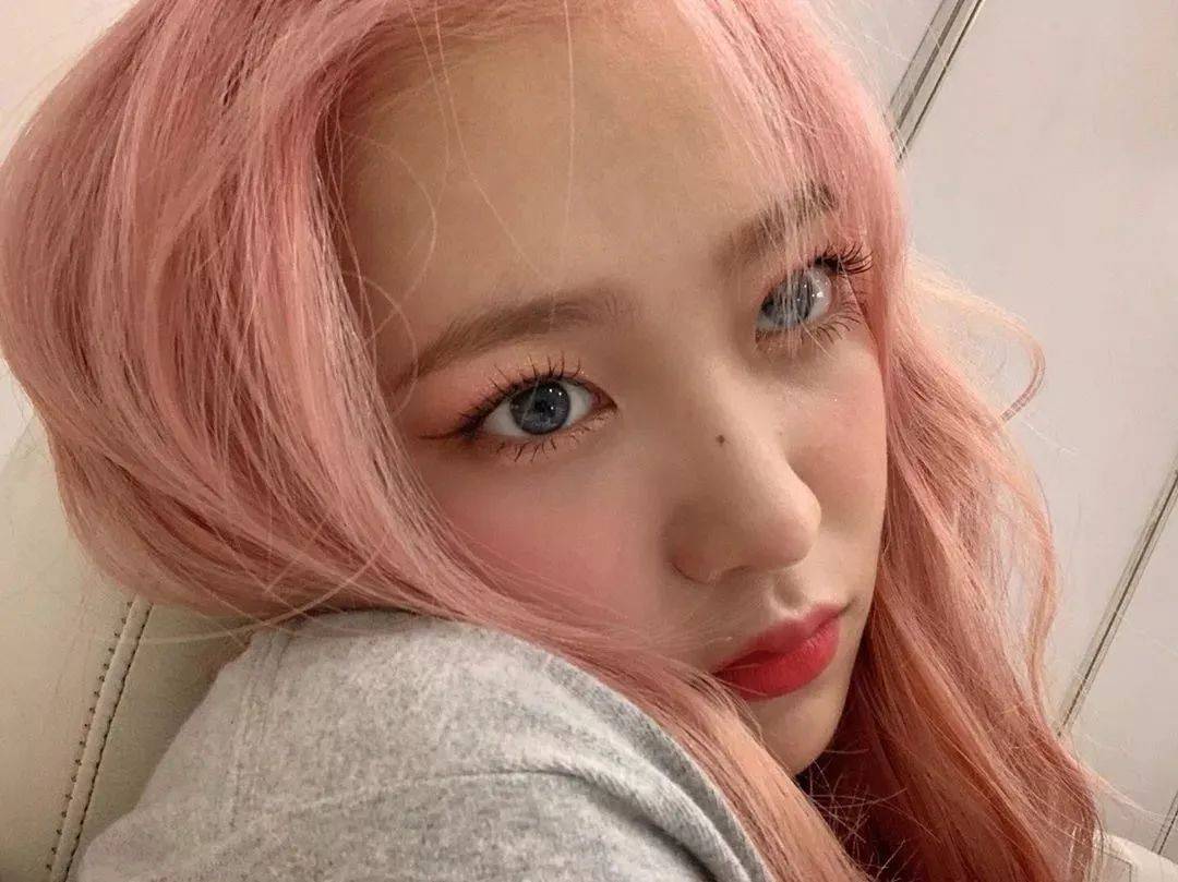 明星们的"彩虹头"发色!高颜值就是要染亮色系!