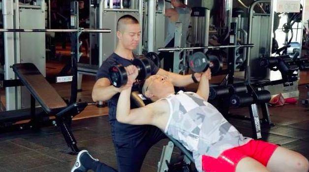 原创48岁张绍刚减肥成功!晒健身视频肌肉明显,可脸却更显老了