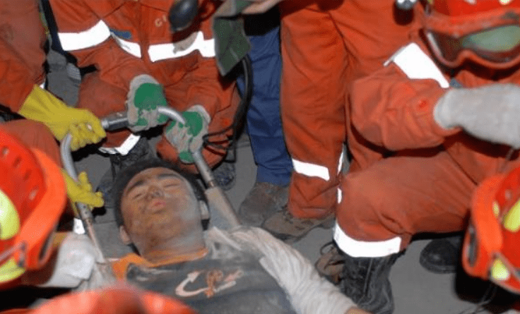 原创汶川地震中那个想喝冰可乐的男孩后因重伤截肢现状如何