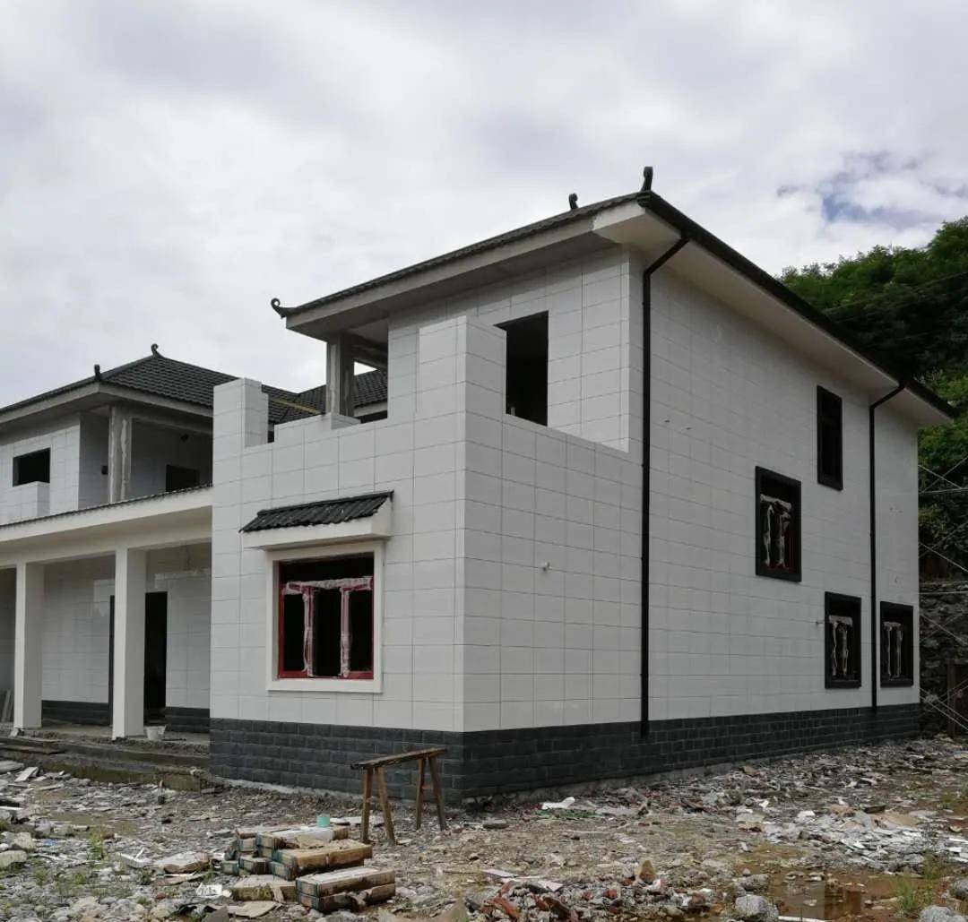 外观大气,布局考究,周围绿树成荫,是一块风水宝地,只等着房子落成,榆