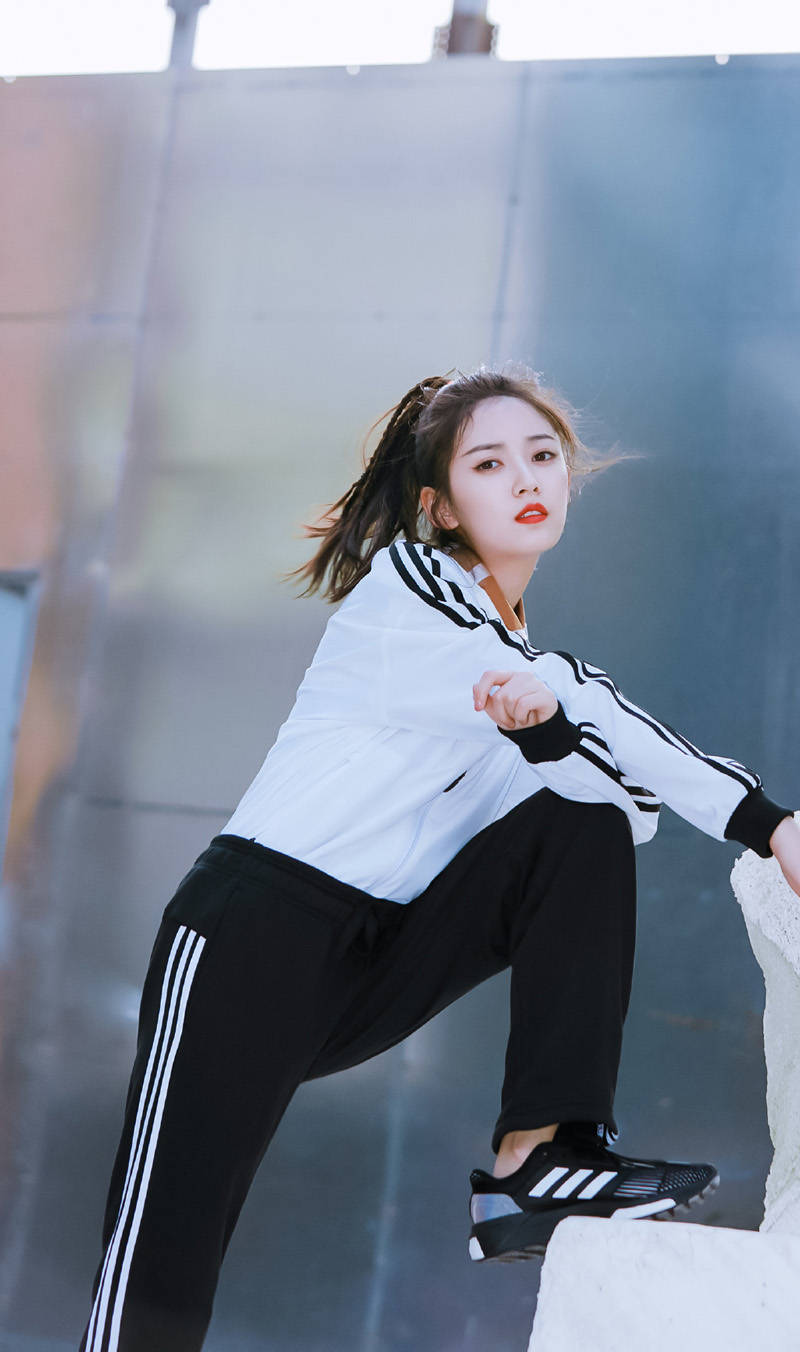 陈钰琪 休闲运动风