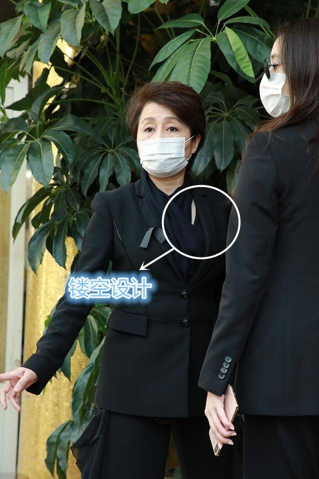 原创香港到底几度啊?赌王丧礼有人穿短袖有人裹毛裙,一身黑被穿出花