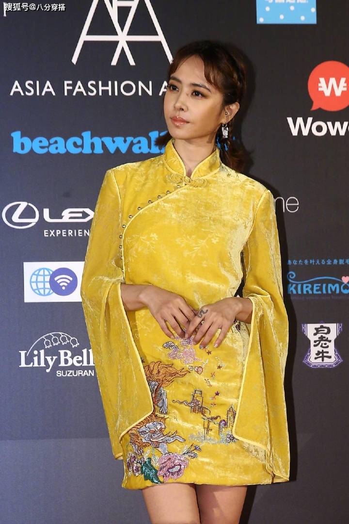 蔡依林穿衣难得正常一次!一袭黄色改良旗袍古典温婉,又不失霸气