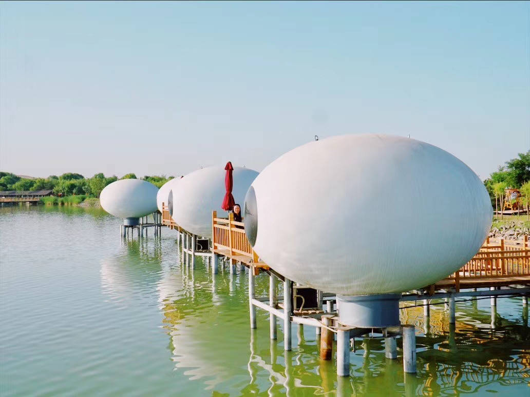 蛋蛋屋坐落在沙湖娱乐核心区醉美岛屿上,四面环水,绿树掩映,百鸟围伴.