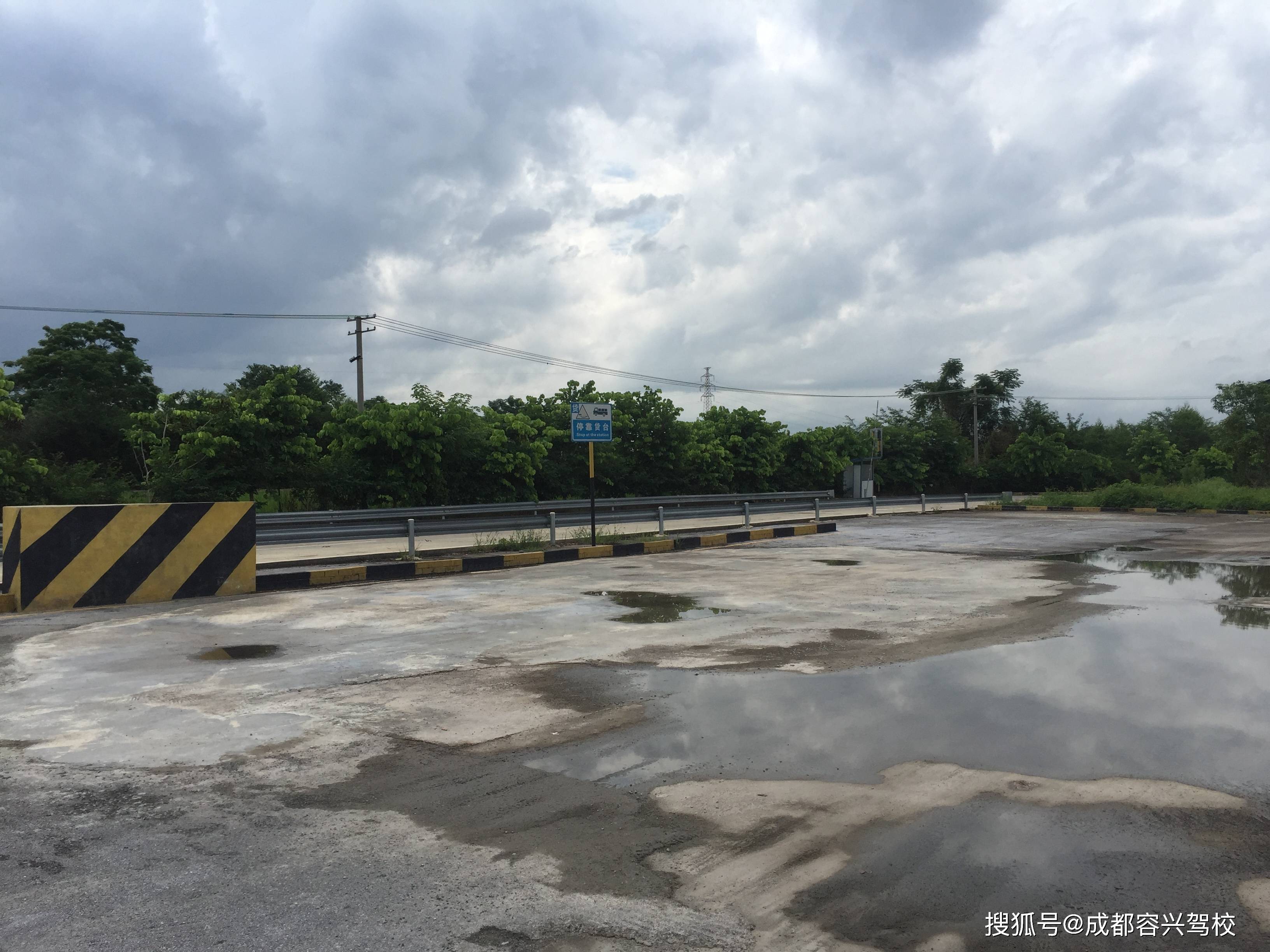 夏季暴雨天 行车安全指南:道路千万条,安全第一条