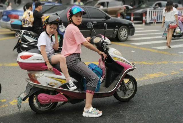 今天你戴頭盔了嗎守護安全江蘇省無錫市新洲小學這樣做