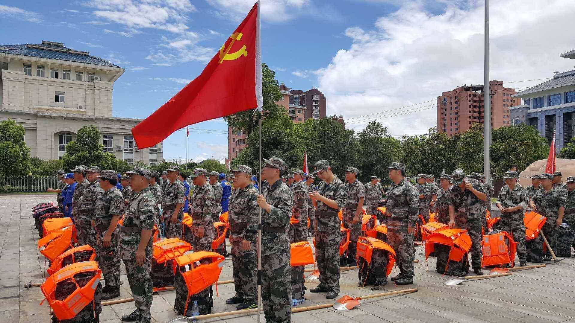 原创致敬!铅山民兵应急连突击队雨夜驰援鄱阳抗洪抢险