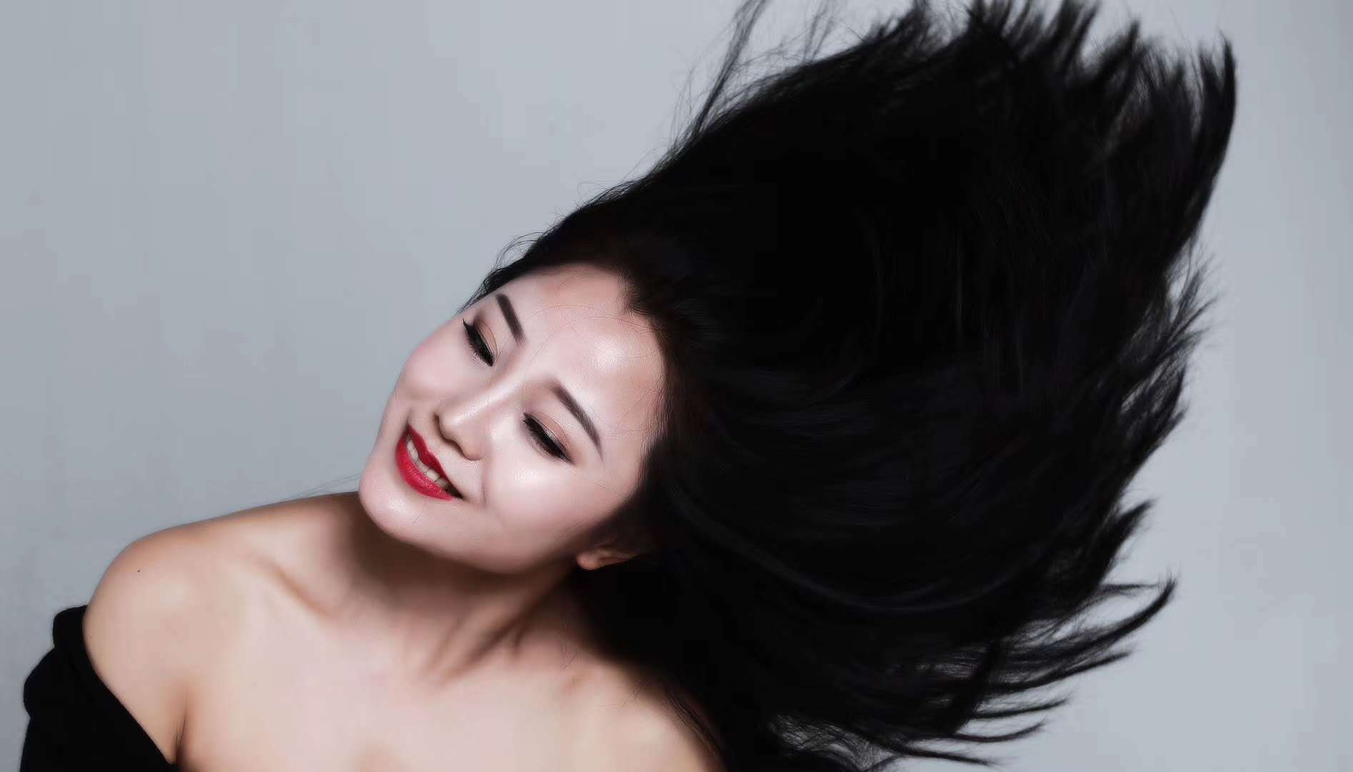 歌手吴欣亚拍写真大片 甩发画面超燃-搜狐大视野-搜狐新闻