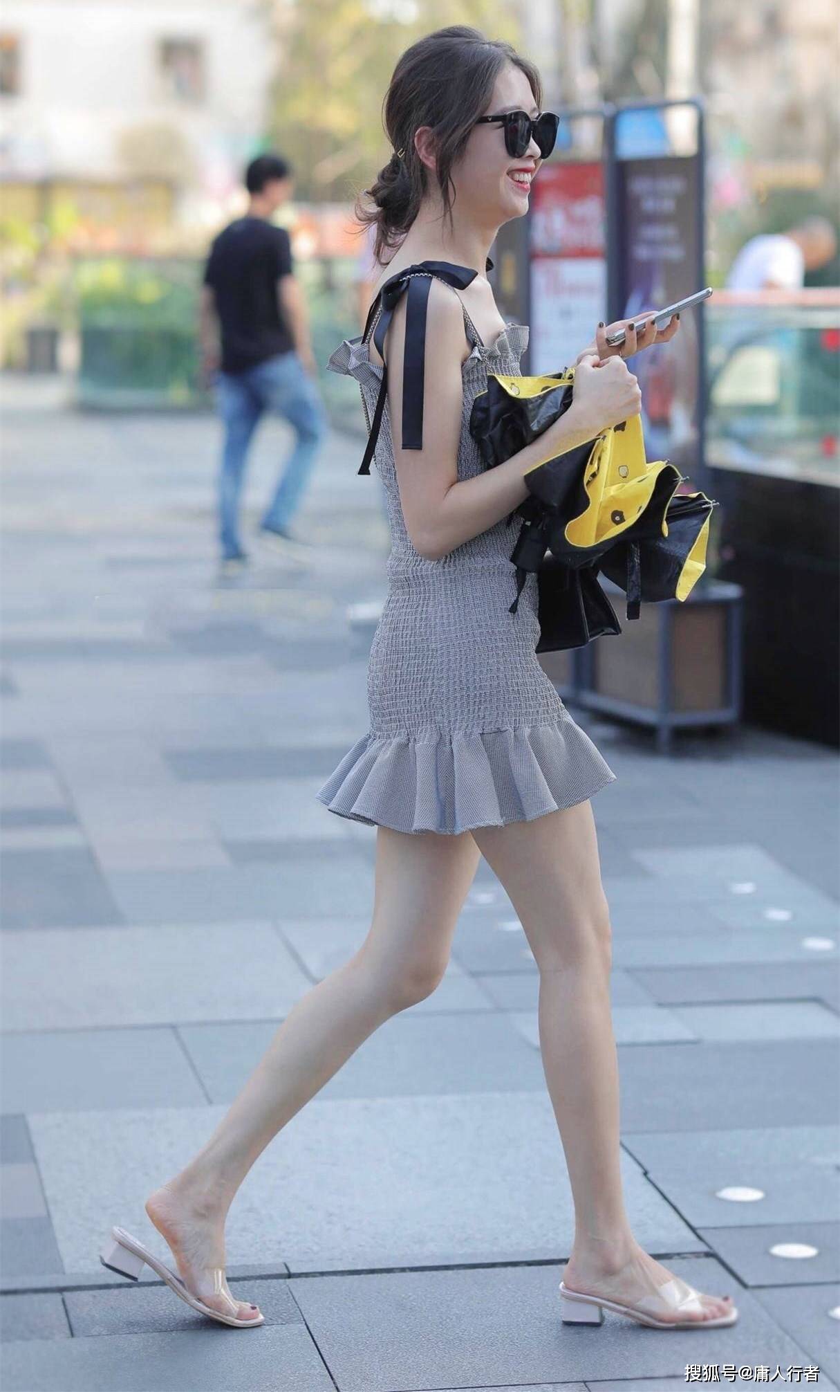 美女穿灰色荷叶边裙配凉鞋,时尚又酷_女孩