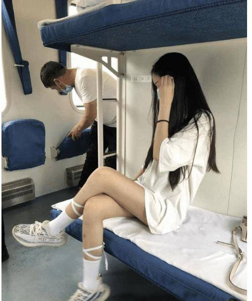 "坐火车时遇到了个美女,我怎么做才能撩到她呢?哈哈哈哈哈看你表现了.