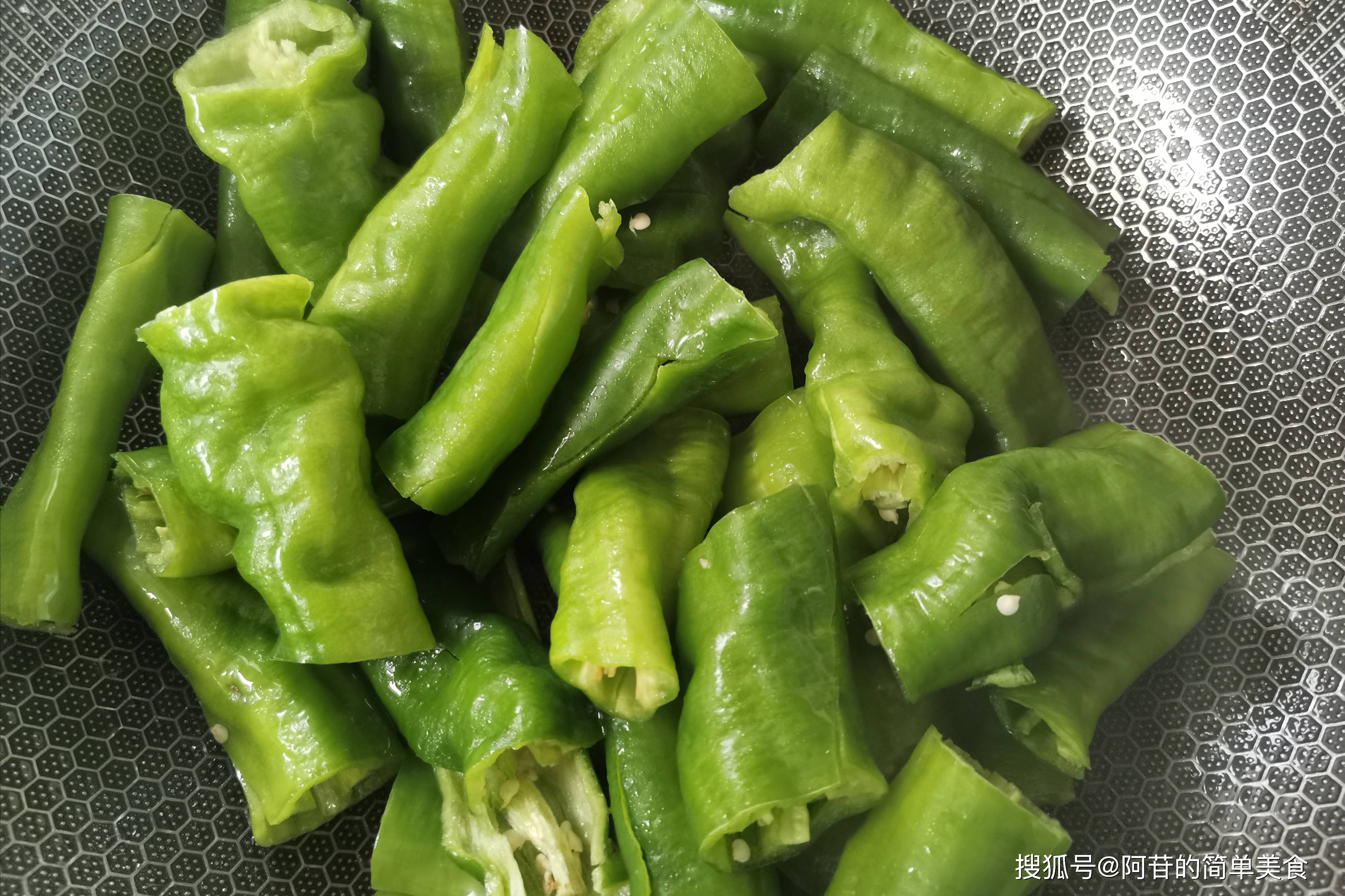 传统家常菜——虎皮辣子,香辣鲜嫩,下饭只吃这一盘菜就够了_辣椒