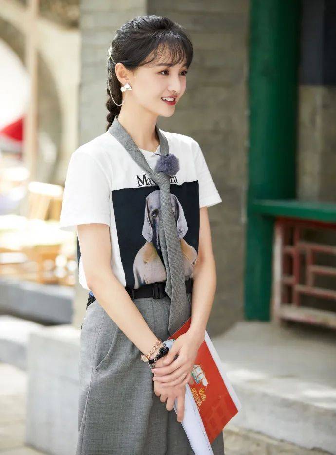 郑爽现在真是甜到齁了!造型藏满了"小心思",不做作油腻反清新_饰品