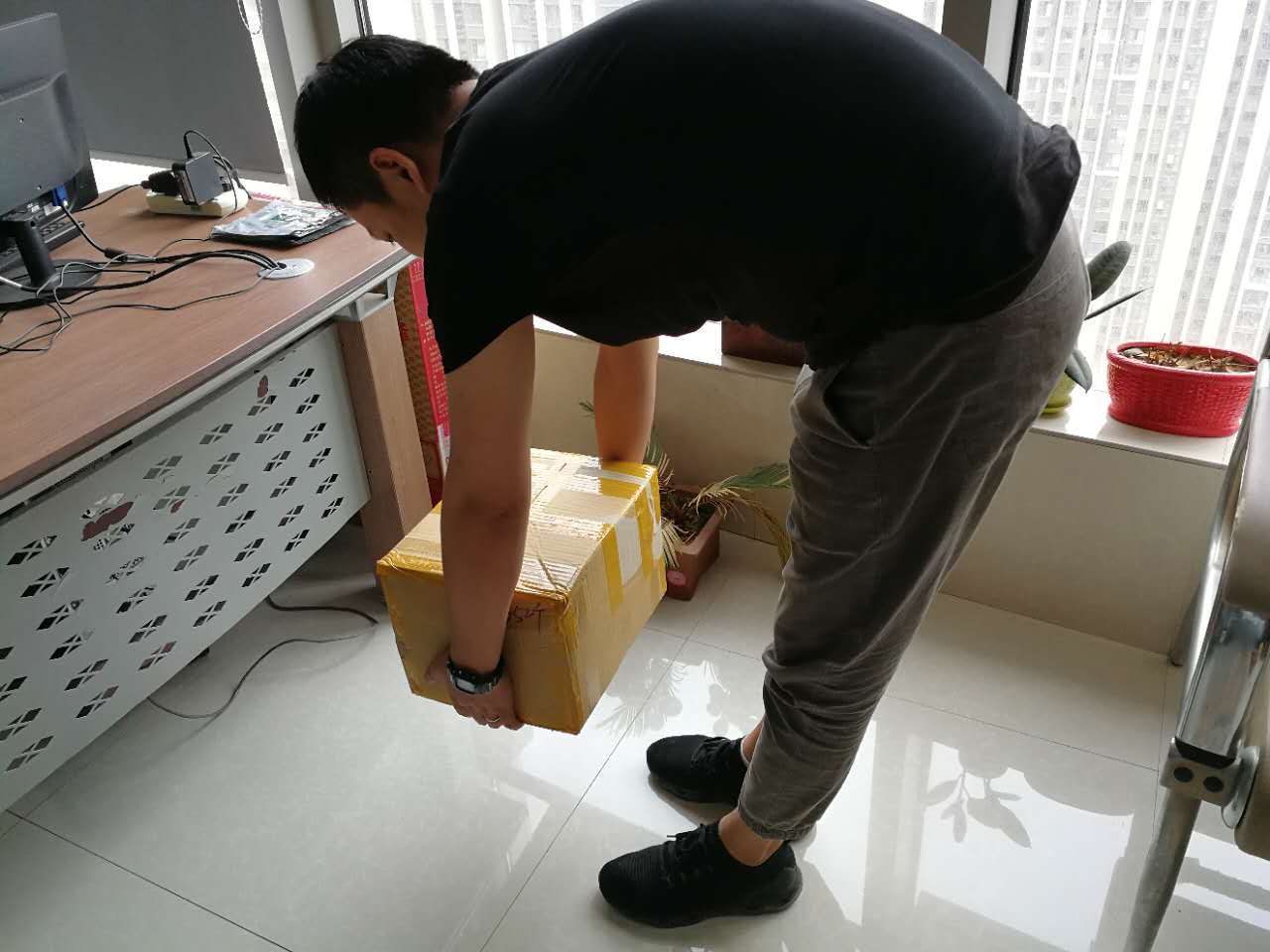 如果需要弯腰搬抬重物,可以屈膝,屈髋代替弯腰,即保持腰部直立,下蹲