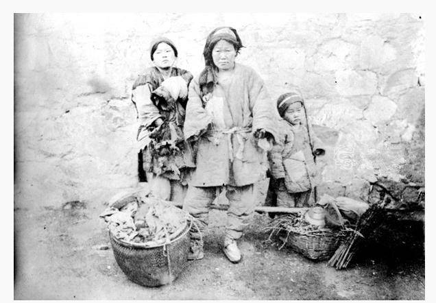 晚清4年饥荒,灾民以小石子磨粉,以观音白泥做饼