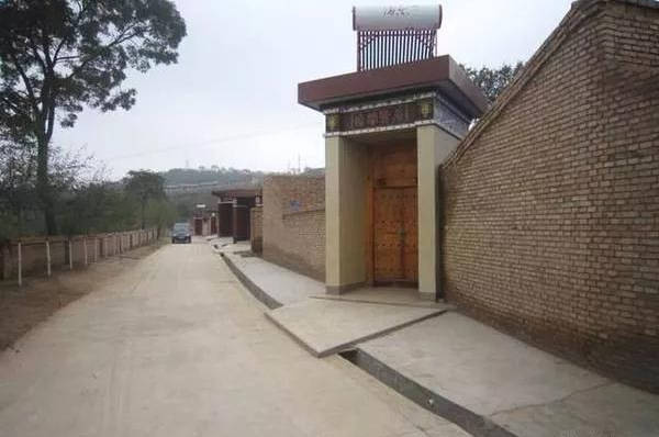 原创农村住宅院墙有讲究,家宅难安,钱财难进!全家无法富裕