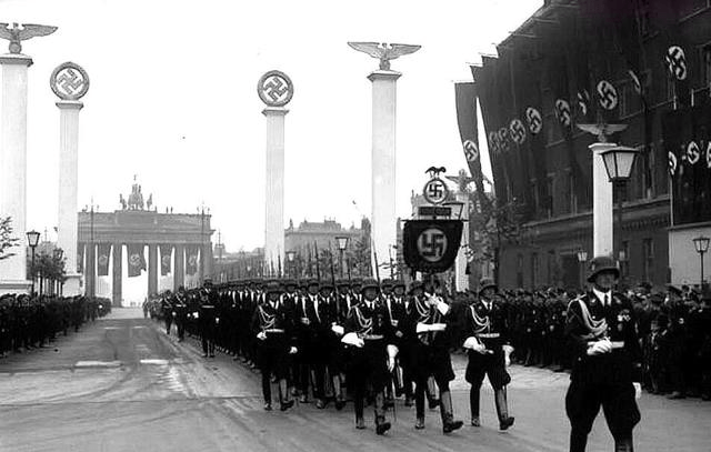 警卫旗队官兵在早期纳税党内部的政治漩涡中,虽然希特勒获得了上台的