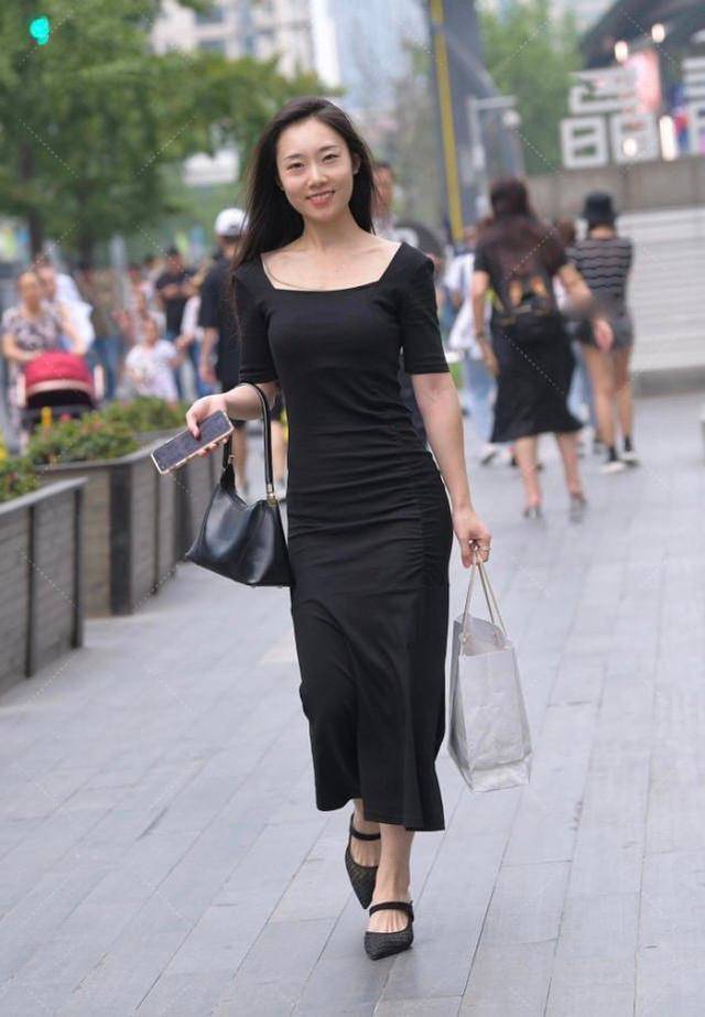 不过时的黑色才是经典,方领搭配高跟鞋普通气质也展现出众魅力