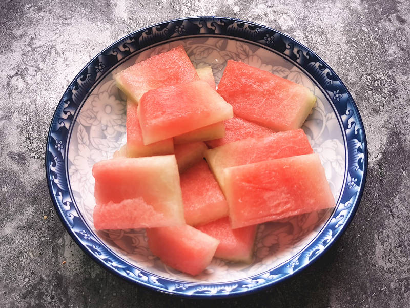 原创粽子吃腻了,换个新吃法,与西瓜皮一起炒,一半软糯一半爽脆,香