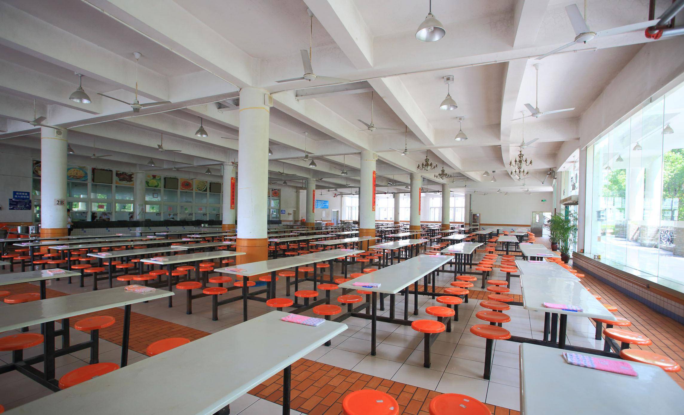 原创一个8千人的学校,食堂承包费每年350万,能赚钱吗?