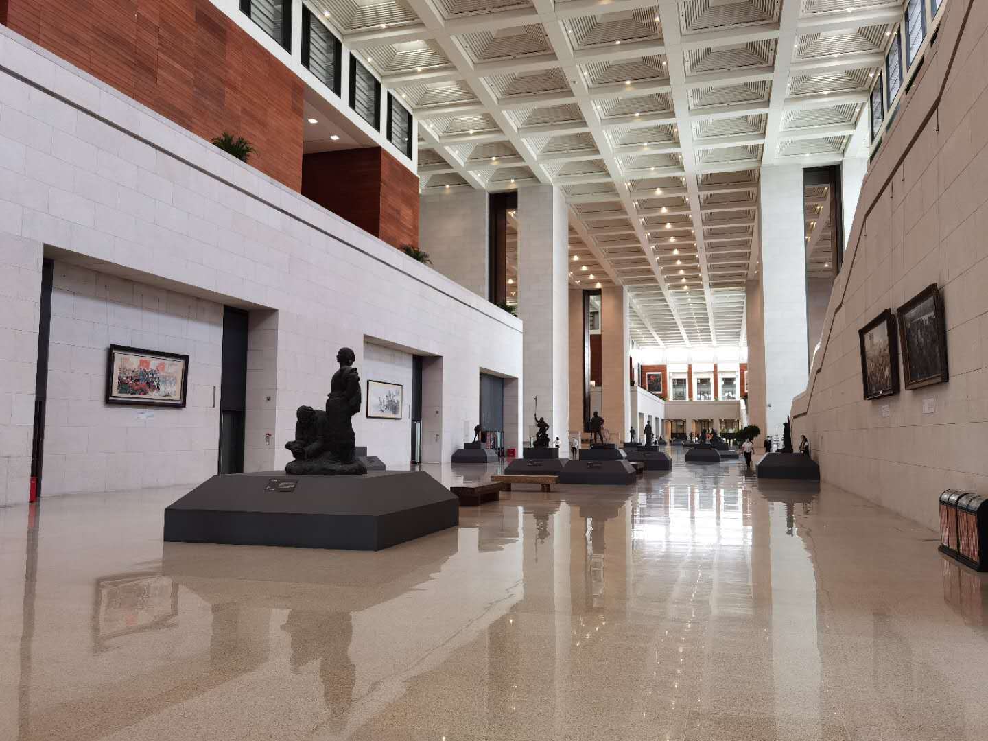 国家博物馆一楼中央大厅雕像