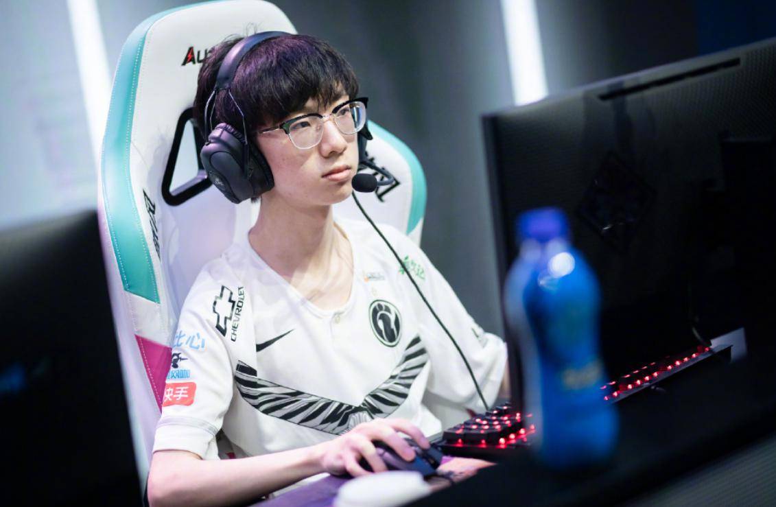 原创ig宝蓝上场真香,南风被水友扒出:"宫斗技术比宝蓝还强"