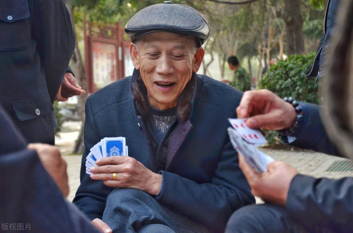 原创60岁老人退休金2000,养全家三口:子女啃老上瘾,毁了父母晚年